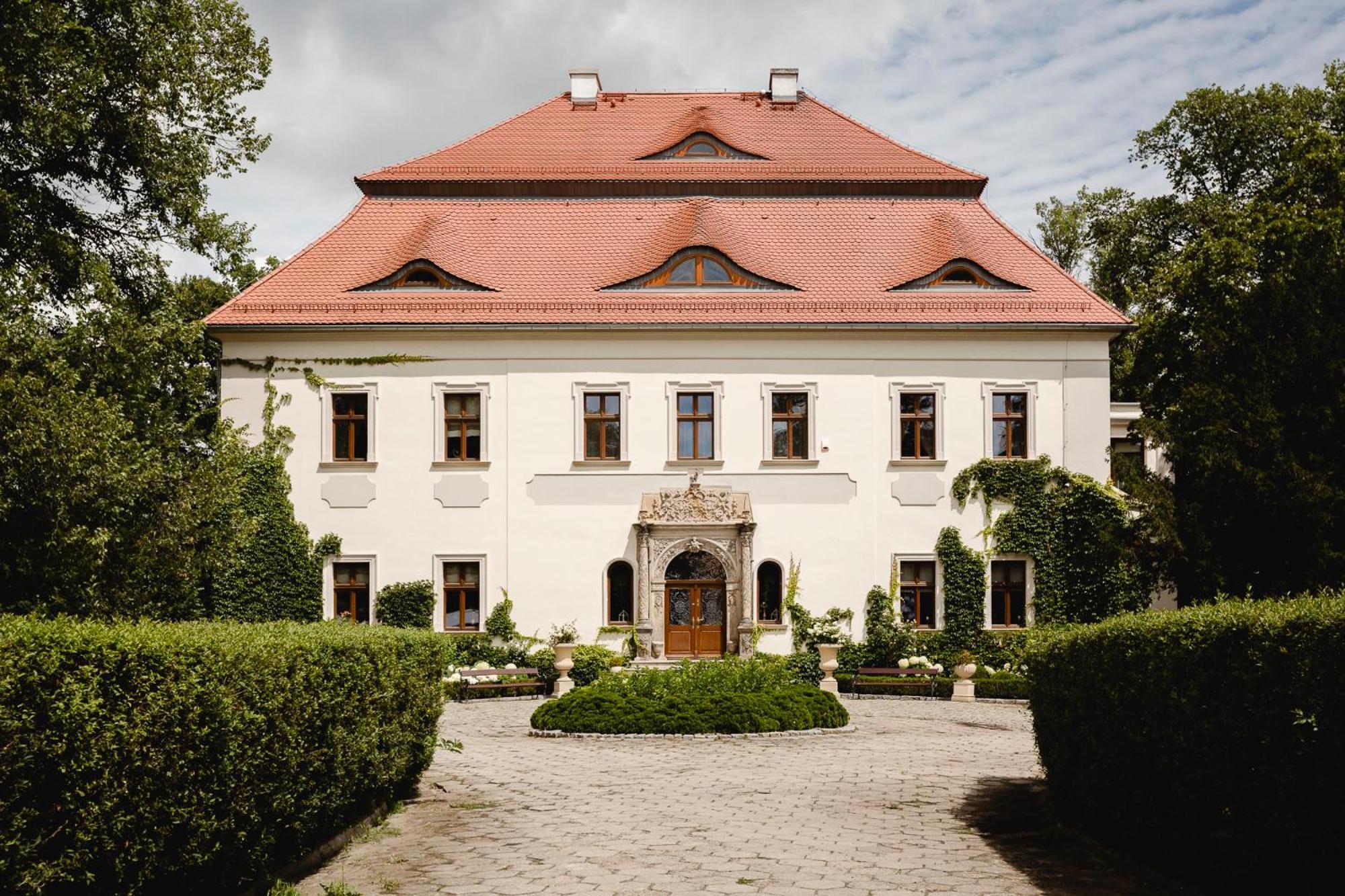 Palac Mojecice Exterior photo